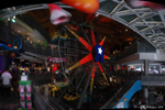 Une grande roue dans un centre commercial