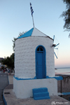 Stegna - Le petit moulin au bout de la plage de Stegna. Stegna est la station balnéaire de Archangelos