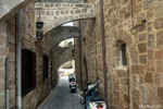 Rhodes - Un contraste entre ces scooters et l'éclairage de ces rues jalonnées d'arches