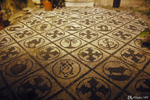 Rhodes - A l'entrée des habitations ou magasins, des mosaïques sont façonnées avec des galets sur le sol, dont certains ressemblent à de vrais tapis.