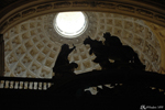 Séville - L'ouverture du dôme avec ces statues en ombre dans la Cathédrale Notre-Dame du Siège 