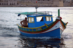 La Valette - Un Luzzu, bateau traditionnel maltais dans la baie de La Valette
