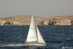 Comino - Un voilier dans le passage entre l'île de Malte et Gozo