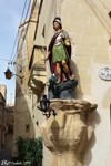 Victoria, Gozo - Une statue dans une ruelle de Victoria. De nombreuses statues décorent les angles des rues de Malte