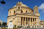 Mosta - Durant la 2nde guerre mondiale, les gens se sont réfugiés dans cette église. Une bombe est tombée en plein milieu, sans exploser. Cette dernière, désarmée, est conservée dans l'église