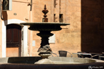 Une de ces 100 fontaines qui font la joie des touristes sous le "cagnard"
