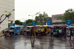 Quezon-city - Les jeepneys attendent les clients devant un mall. Il faut avoir qu'ils ne partent que quand ils sont pleins. Ceux sont les équivalents de nos bus. Les chauffeurs sont propriétaires du véhicule et versent à la mairie/état une patente pour avoir le droit de faire la "ligne"