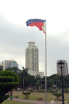Le drapeau philippin à la hauteur de la grandeur de Manille