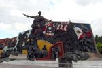 Monument en hommage au Katipunan, société secrète fondée en 1892 pour libérer le pays des colonisateurs espagnols. Son nom officiel est en tagalog : Kataas-taasang, Kagalang-galangang Katipunan ng mg á Anak ng Bayan (approximativement : Association Suprême et Vénérable des Fils du Peuple) d'où le KKK