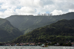Tagaytay - Le contraste entre les bâtiments en haut sur la colline et les maisons des pêcheurs au bord du lac Taal
