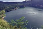 Taal Volcano Island - La partie plus claire correspond à des remous du volcan encore actif. Le site est très verdoyant grâce à ce volcan