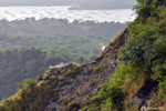 Taal Volcano Island - Ces fumées correspondront à la chaleur dégagée par le volcan qui reste actif. Au loin des parcs pour la pêche