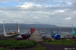 Lawa Ng Taal - En arrière-plan, Tagaytay devant un ponton et des bankas