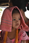 Petite fille dans le jeepney