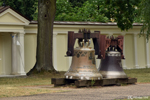 Wilanów - Ces deux superbes cloches, derrière La Paroisse catholique romaine pw. Saint Anne, ont traversé les affres des deux guerres mondiales sans anicroche, puisqu'elles ont été cachées par les fidèles.