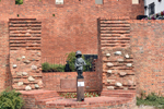 Le Monument au Petit Insurgé est une statue de bronze commémorant la participation d'enfants soldats à l'Insurrection de Varsovie. Elle représente un jeune garçon, portant un casque trop grand pour lui et un pistolet mitrailleur allemand, tous deux capturés à l'ennemi.