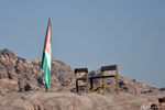 Pétra - Deux bancs et le drapeau jordanien