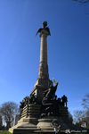Un lion écrasant un aigle, symbole de la victoire sur l'armée Napoléonienne