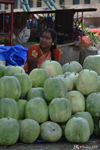 Mumbai - La vendeuse est presque cachée