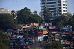 Un slum, regroupements d'habitats précaires construits en matériaux de récupération