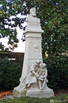 Monument à Jules Verne dans le Jardin des Plantes avec deux enfants qui lisent les "Voyages extraordinaires". Jules Verne est né à Nantes et mort à Amiens