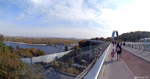 Le pont de verre près de l'arche de l'Amitié des Peuples