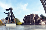 On the right, granite stele representing the Pereïaslav treaty of 1654 and on the left, representation of the worker and the farmer